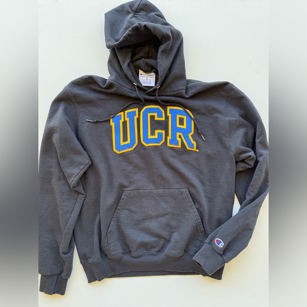 ✨Vintage Champion Black UCR Hoodie✨
‼️see description and photos‼️
